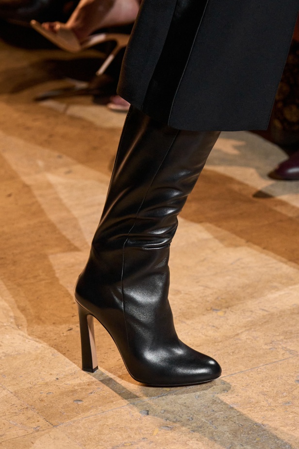  مجموعة إيلي صعب لخريف وشتاء 2025... أناقة ساحرة تنقلك من صالونات المدينة إلى منحدرات الجبال التي تغمرها أشعة الشمس