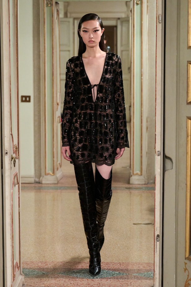 Elisabetta Franchi خريف و شتاء 2025 للملابس الجاهزة: سيمفونية داكنة لقوة الأنوثة