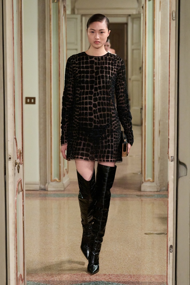 Elisabetta Franchi خريف و شتاء 2025 للملابس الجاهزة: سيمفونية داكنة لقوة الأنوثة