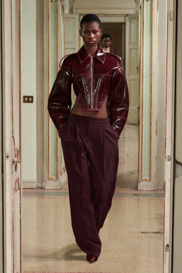 Elisabetta Franchi خريف و شتاء 2025 للملابس الجاهزة: سيمفونية داكنة لقوة الأنوثة