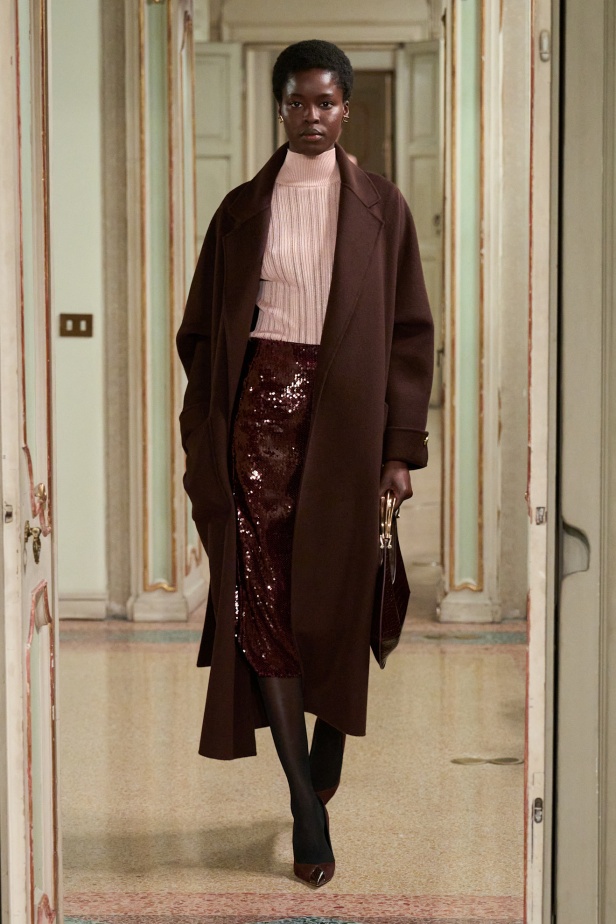 Elisabetta Franchi خريف و شتاء 2025 للملابس الجاهزة: سيمفونية داكنة لقوة الأنوثة