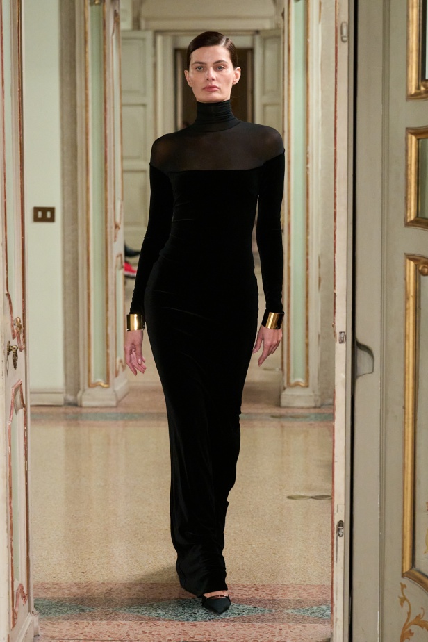 Elisabetta Franchi خريف و شتاء 2025 للملابس الجاهزة: سيمفونية داكنة لقوة الأنوثة