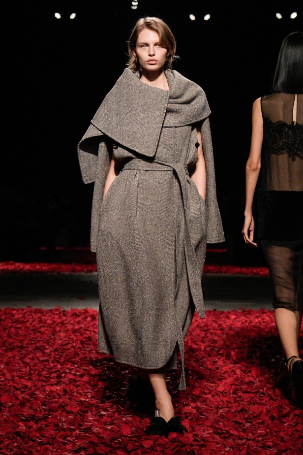 Ferragamo خريف و شتاء 2025 للملابس الجاهزة: حوار بين الحِرفة الإيطالية و الرَقص