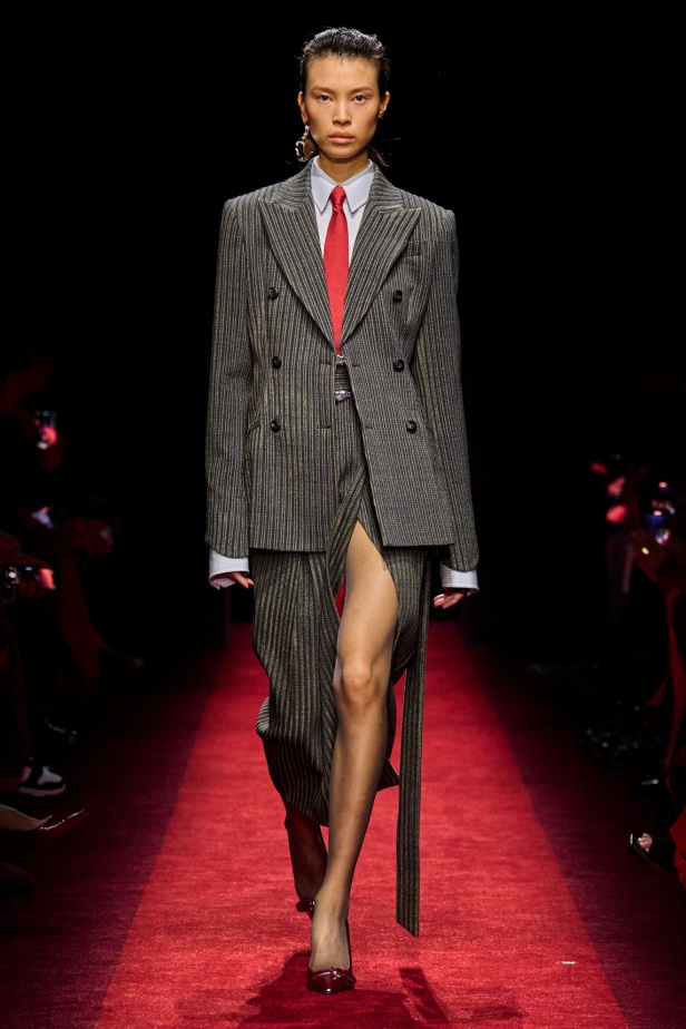 مجموعة Ferrari لخريف وشتاء 2025... Rocco Iannone يغرس جمالياته الخاصة بما يتماشى مع تراث العلامة