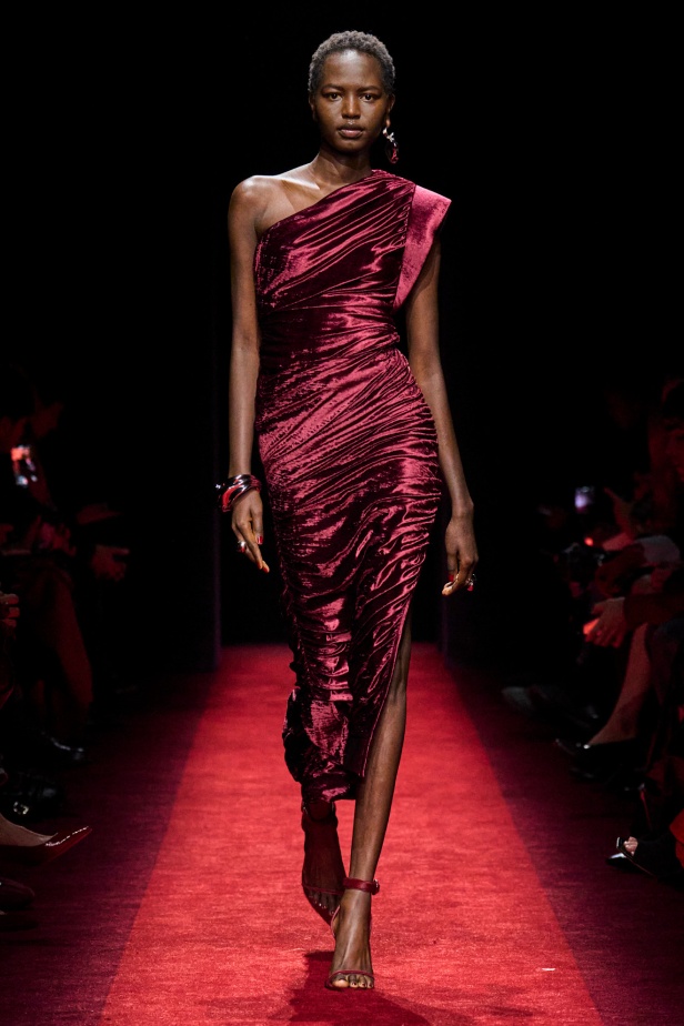 مجموعة Ferrari لخريف وشتاء 2025... Rocco Iannone يغرس جمالياته الخاصة بما يتماشى مع تراث العلامة