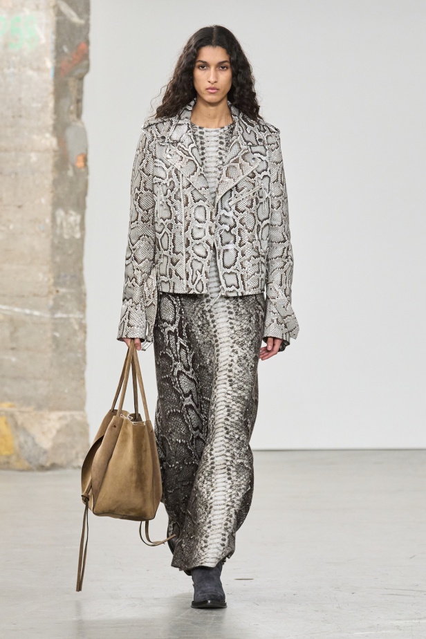 مجموعة Gabriela Hearst لخريف 2025 تؤكد التزامها بالفخامة والتقنيات الحرفية