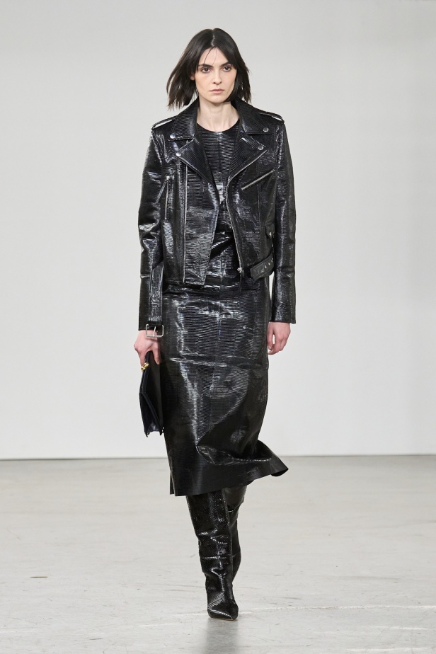 مجموعة Gabriela Hearst لخريف 2025 تؤكد التزامها بالفخامة والتقنيات الحرفية