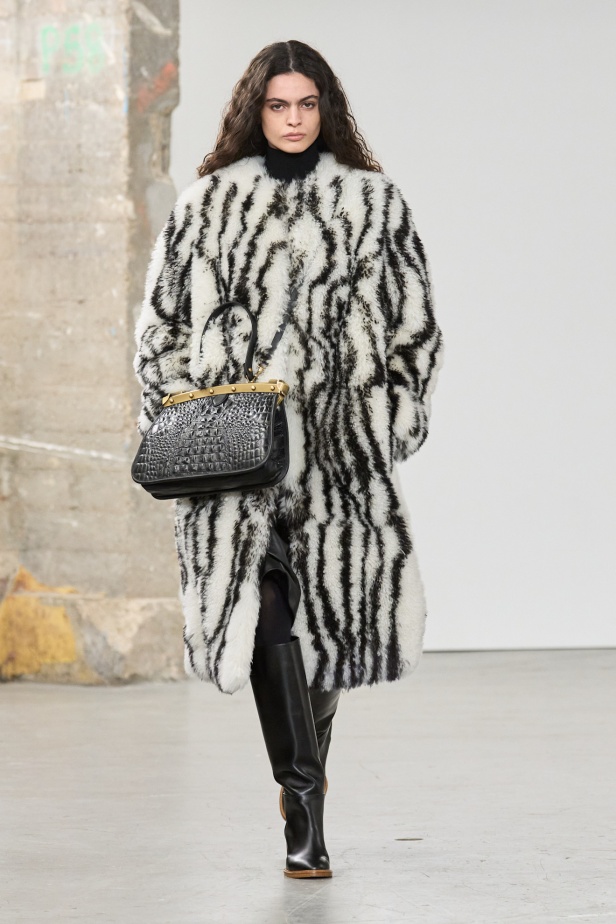 مجموعة Gabriela Hearst لخريف 2025 تؤكد التزامها بالفخامة والتقنيات الحرفية