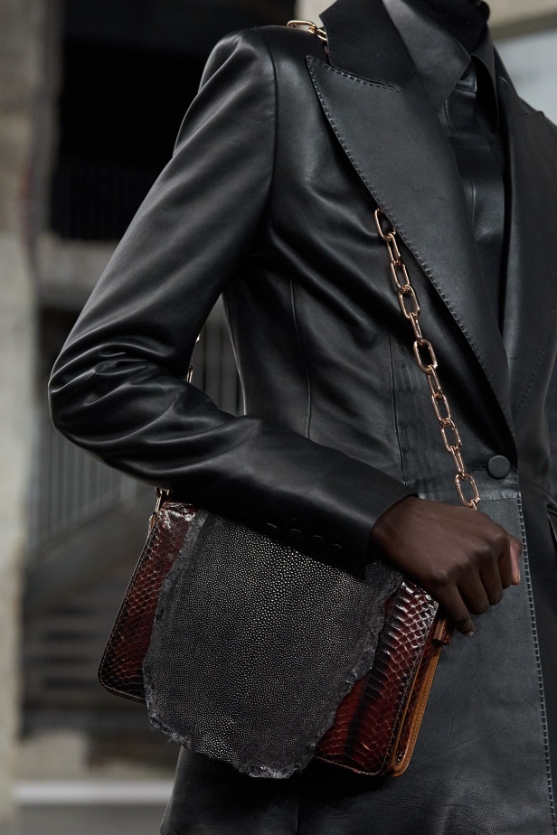 مجموعة Gabriela Hearst لخريف 2025 تؤكد التزامها بالفخامة والتقنيات الحرفية