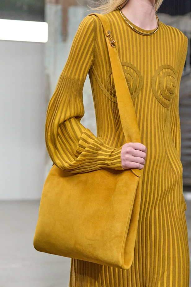 مجموعة Gabriela Hearst لخريف 2025 تؤكد التزامها بالفخامة والتقنيات الحرفية