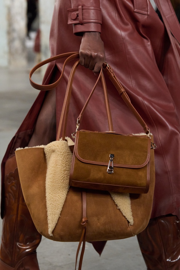 مجموعة Gabriela Hearst لخريف 2025 تؤكد التزامها بالفخامة والتقنيات الحرفية