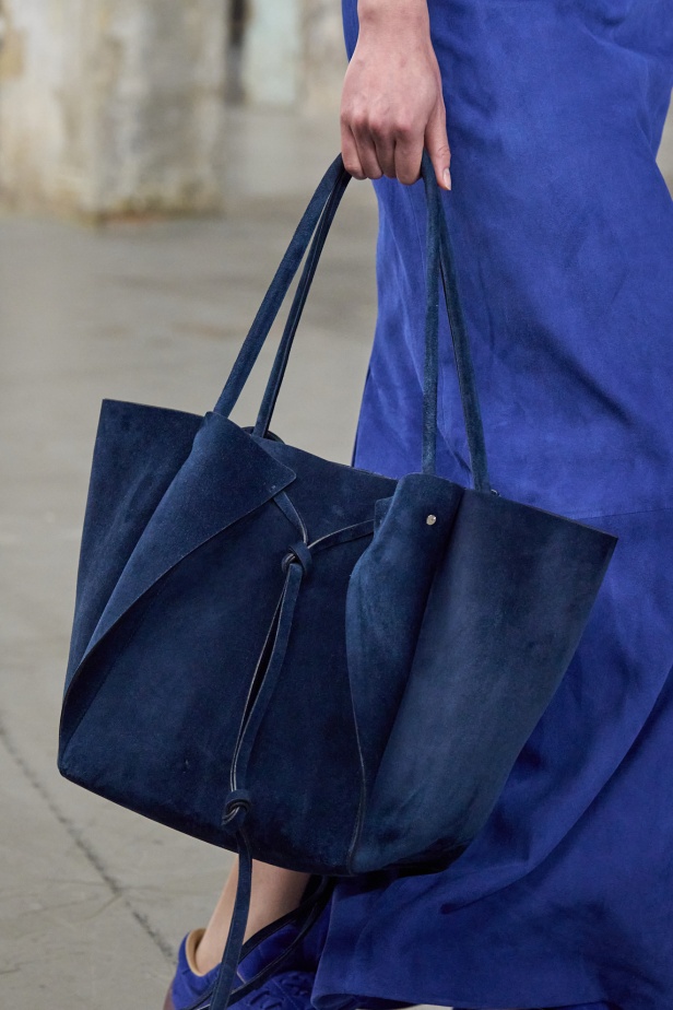 مجموعة Gabriela Hearst لخريف 2025 تؤكد التزامها بالفخامة والتقنيات الحرفية