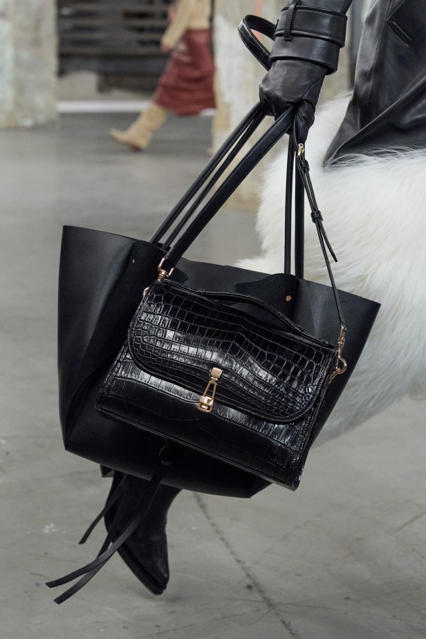 مجموعة Gabriela Hearst لخريف 2025 تؤكد التزامها بالفخامة والتقنيات الحرفية