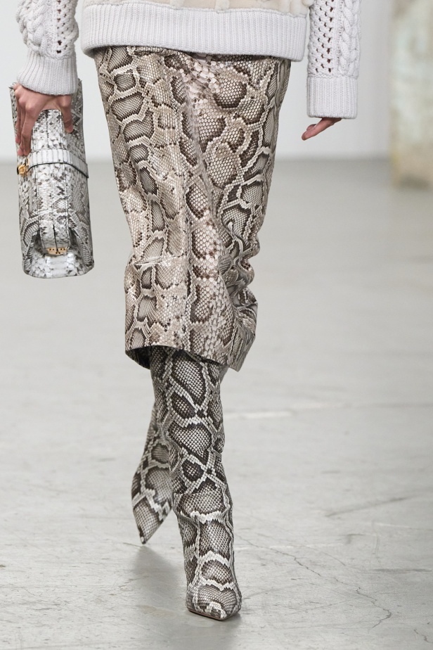 مجموعة Gabriela Hearst لخريف 2025 تؤكد التزامها بالفخامة والتقنيات الحرفية