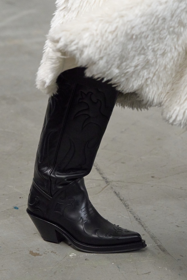 مجموعة Gabriela Hearst لخريف 2025 تؤكد التزامها بالفخامة والتقنيات الحرفية