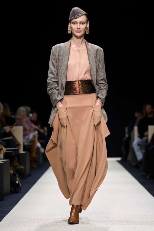  Giorgio Armani خريف و شتاء 2025 للملابس الجاهزة : عودة إلى “الجذور”، حيث الأناقة تنبع من الصمت