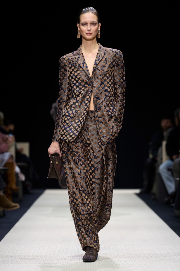  Giorgio Armani خريف و شتاء 2025 للملابس الجاهزة : عودة إلى “الجذور”، حيث الأناقة تنبع من الصمت