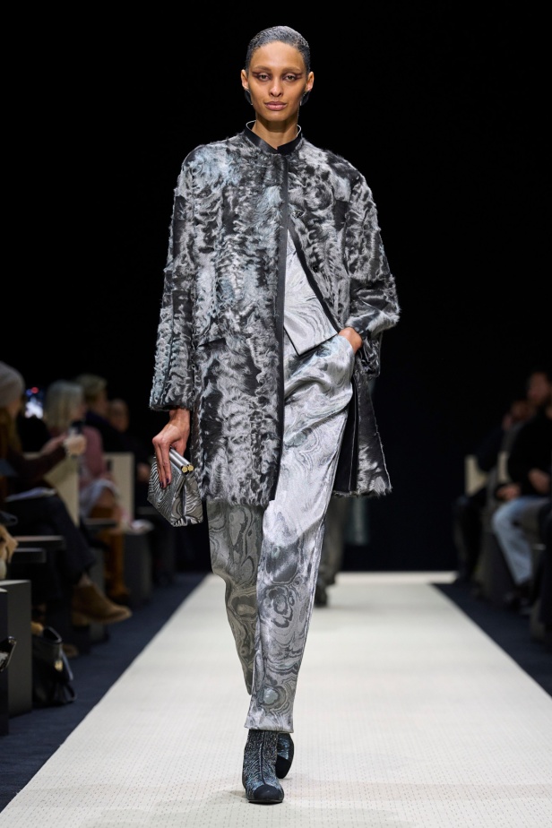  Giorgio Armani خريف و شتاء 2025 للملابس الجاهزة : عودة إلى “الجذور”، حيث الأناقة تنبع من الصمت