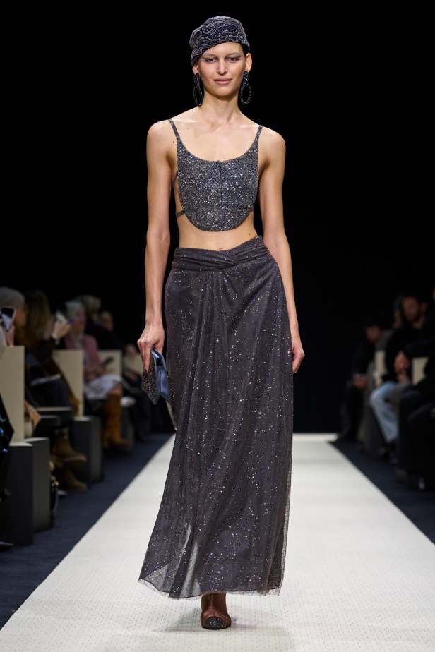  Giorgio Armani خريف و شتاء 2025 للملابس الجاهزة : عودة إلى “الجذور”، حيث الأناقة تنبع من الصمت