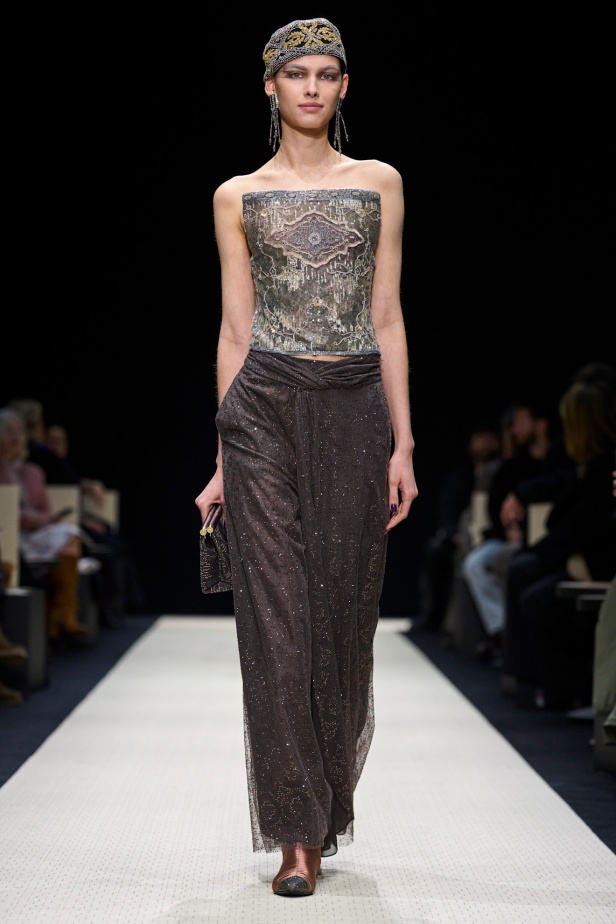  Giorgio Armani خريف و شتاء 2025 للملابس الجاهزة : عودة إلى “الجذور”، حيث الأناقة تنبع من الصمت