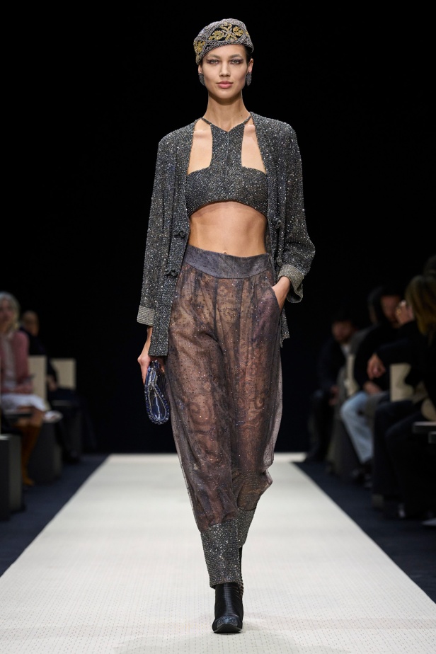  Giorgio Armani خريف و شتاء 2025 للملابس الجاهزة : عودة إلى “الجذور”، حيث الأناقة تنبع من الصمت