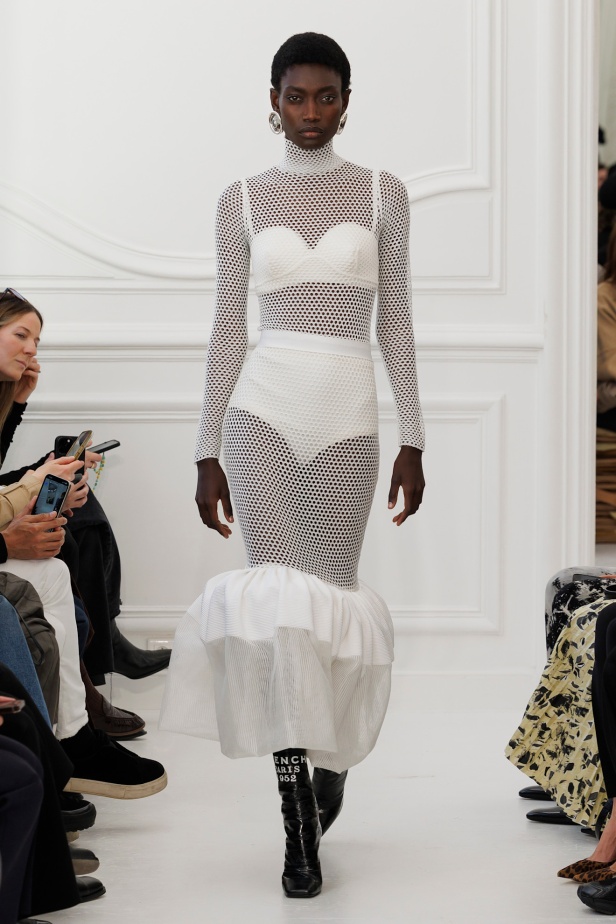 Sarah Burton لـGivenchy مجموعة خريف و شتاء  2025: العودة إلى الجذور… والانطلاقة نحو عهد جديد