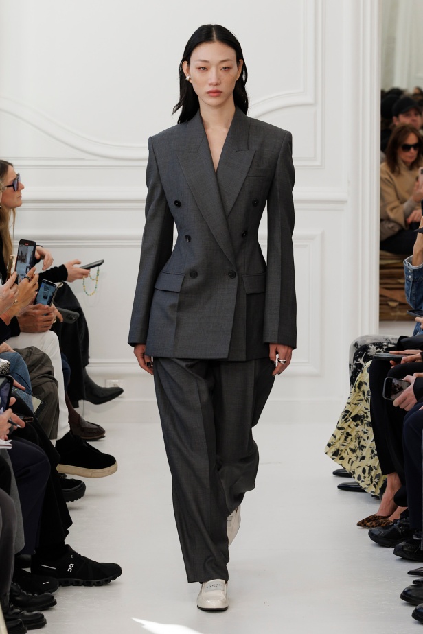 Sarah Burton لـGivenchy مجموعة خريف و شتاء  2025: العودة إلى الجذور… والانطلاقة نحو عهد جديد
