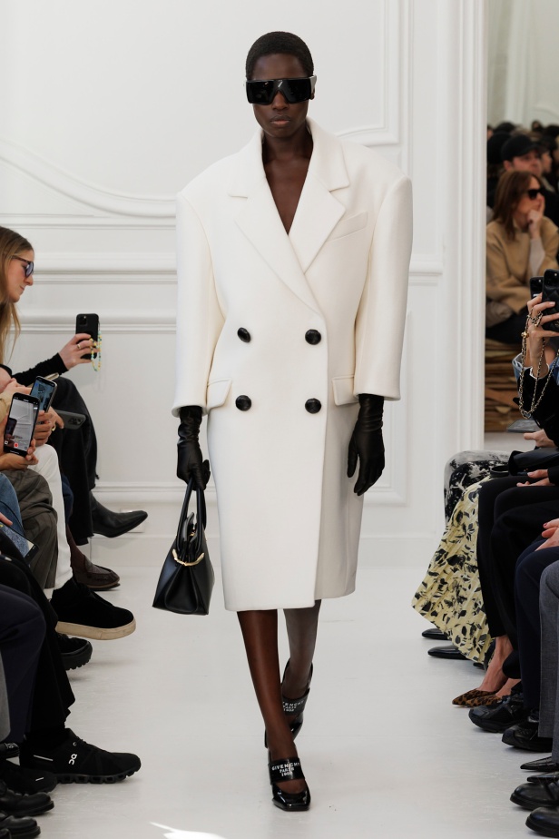 Sarah Burton لـGivenchy مجموعة خريف و شتاء  2025: العودة إلى الجذور… والانطلاقة نحو عهد جديد