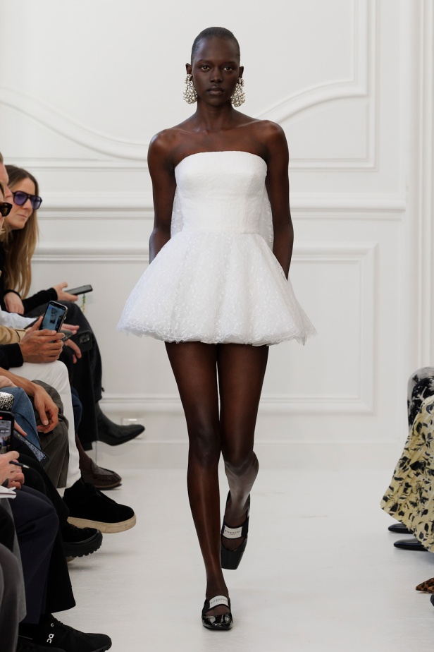Sarah Burton لـGivenchy مجموعة خريف و شتاء  2025: العودة إلى الجذور… والانطلاقة نحو عهد جديد
