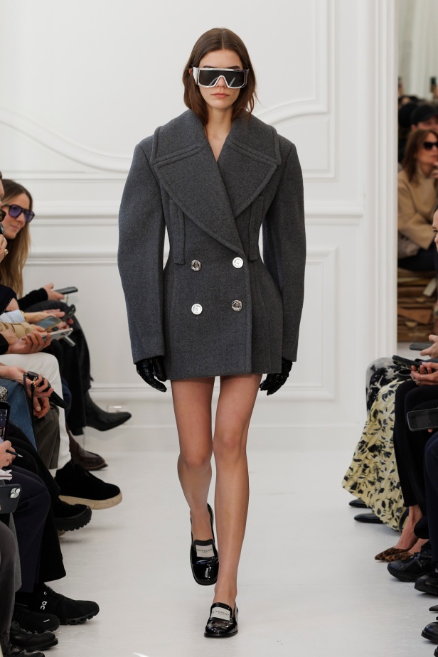 Sarah Burton لـGivenchy مجموعة خريف و شتاء  2025: العودة إلى الجذور… والانطلاقة نحو عهد جديد
