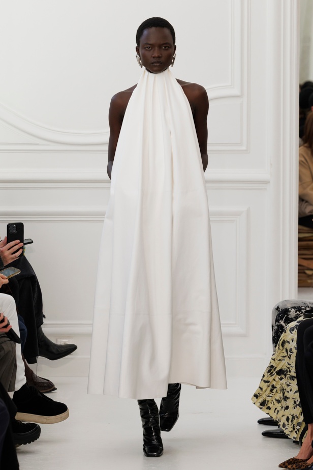 Sarah Burton لـGivenchy مجموعة خريف و شتاء  2025: العودة إلى الجذور… والانطلاقة نحو عهد جديد