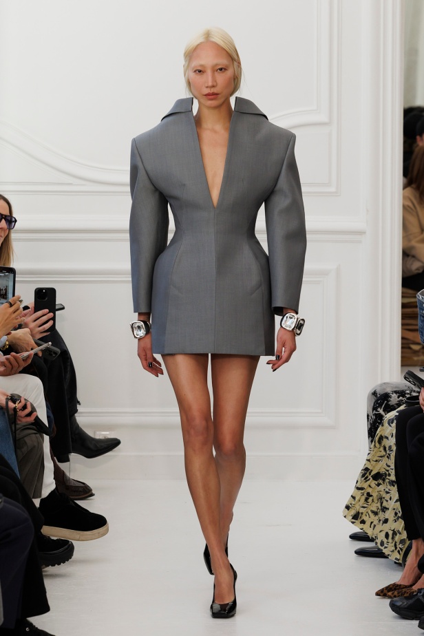 Sarah Burton لـGivenchy مجموعة خريف و شتاء  2025: العودة إلى الجذور… والانطلاقة نحو عهد جديد