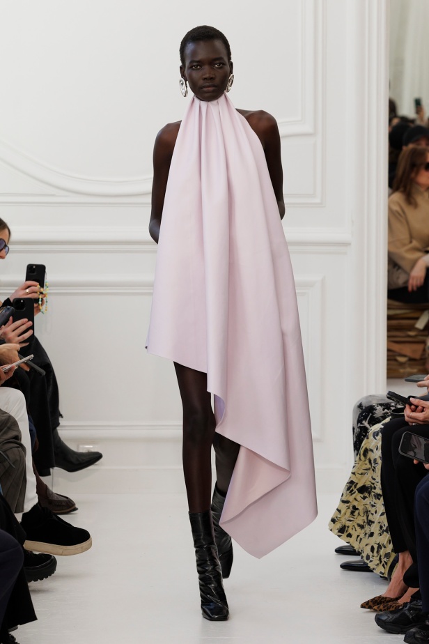Sarah Burton لـGivenchy مجموعة خريف و شتاء  2025: العودة إلى الجذور… والانطلاقة نحو عهد جديد