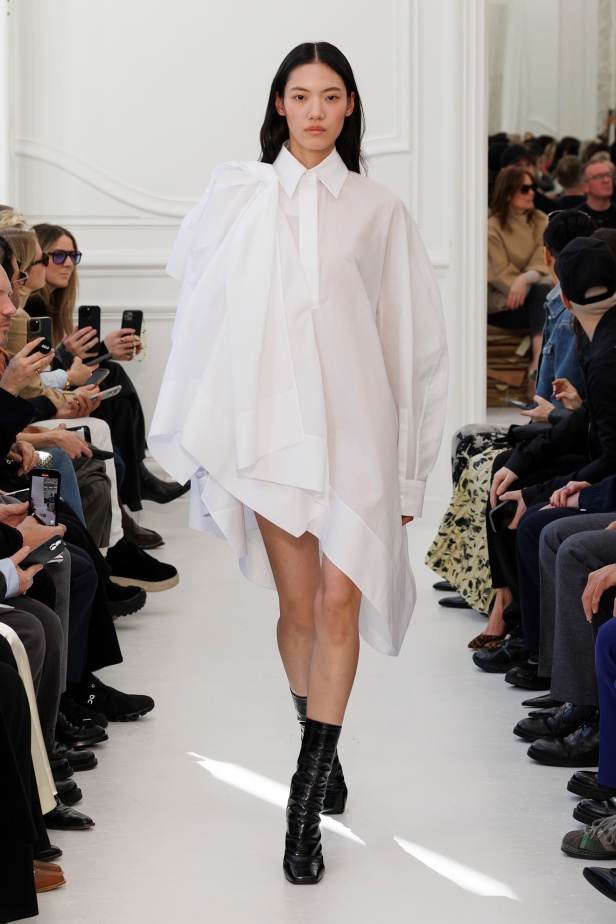 Sarah Burton لـGivenchy مجموعة خريف و شتاء  2025: العودة إلى الجذور… والانطلاقة نحو عهد جديد
