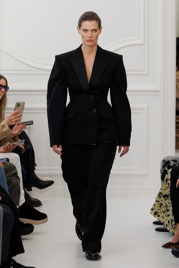 Sarah Burton لـGivenchy مجموعة خريف و شتاء  2025: العودة إلى الجذور… والانطلاقة نحو عهد جديد