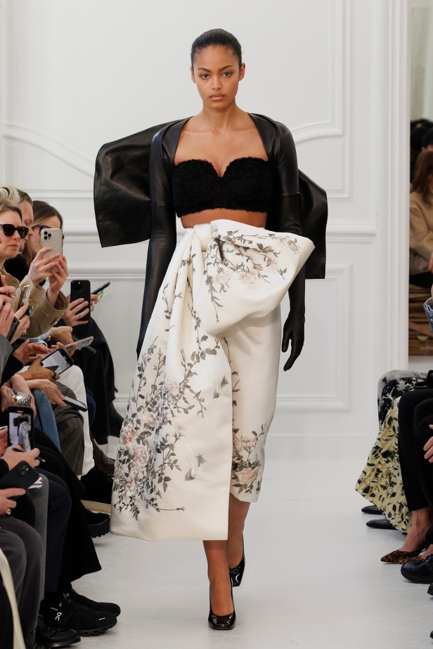 Sarah Burton لـGivenchy مجموعة خريف و شتاء  2025: العودة إلى الجذور… والانطلاقة نحو عهد جديد