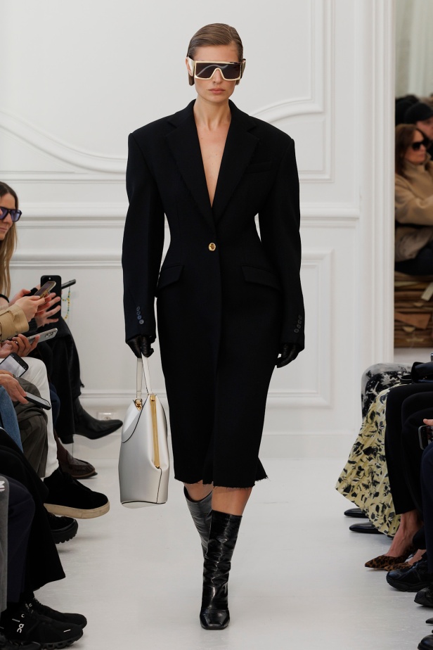 Sarah Burton لـGivenchy مجموعة خريف و شتاء  2025: العودة إلى الجذور… والانطلاقة نحو عهد جديد