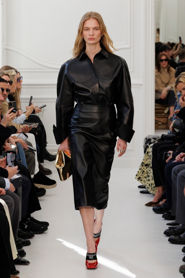 Sarah Burton لـGivenchy مجموعة خريف و شتاء  2025: العودة إلى الجذور… والانطلاقة نحو عهد جديد