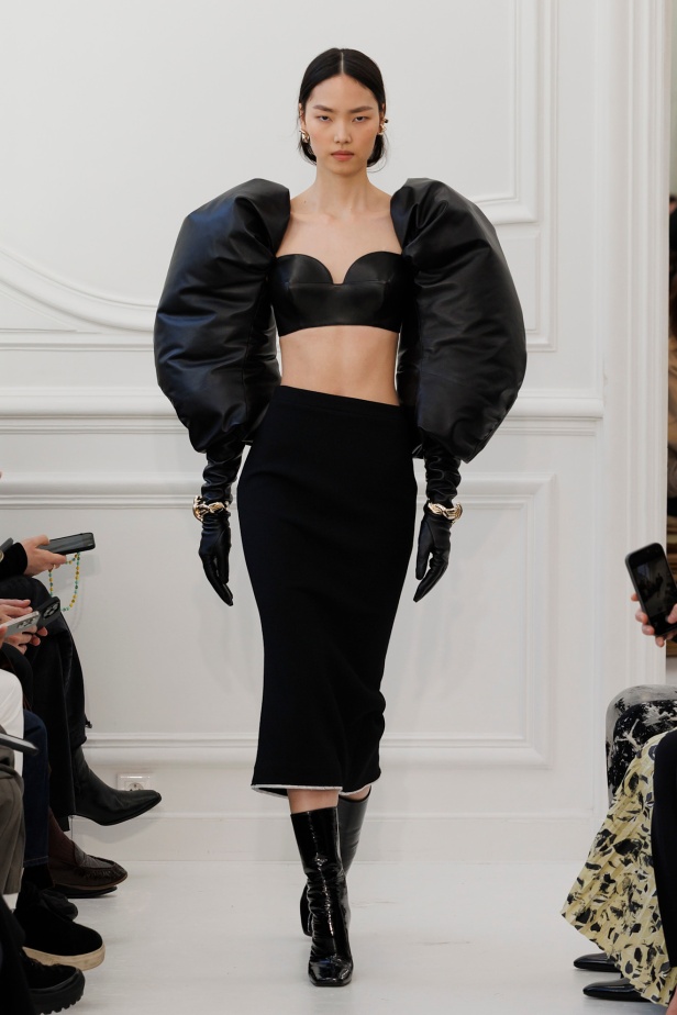 Sarah Burton لـGivenchy مجموعة خريف و شتاء  2025: العودة إلى الجذور… والانطلاقة نحو عهد جديد