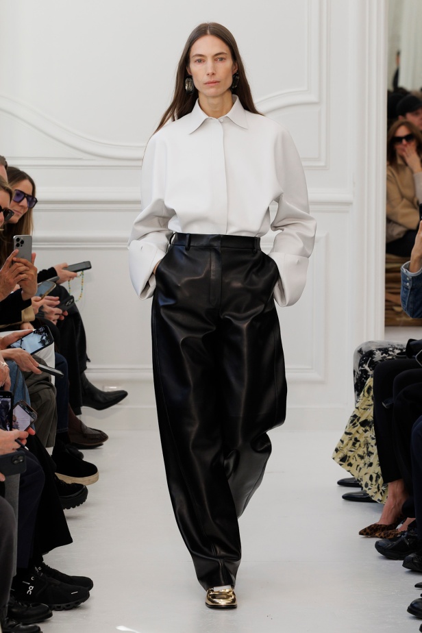 Sarah Burton لـGivenchy مجموعة خريف و شتاء  2025: العودة إلى الجذور… والانطلاقة نحو عهد جديد