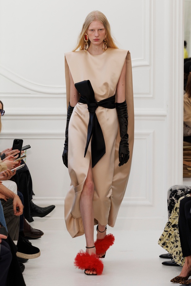 Sarah Burton لـGivenchy مجموعة خريف و شتاء  2025: العودة إلى الجذور… والانطلاقة نحو عهد جديد