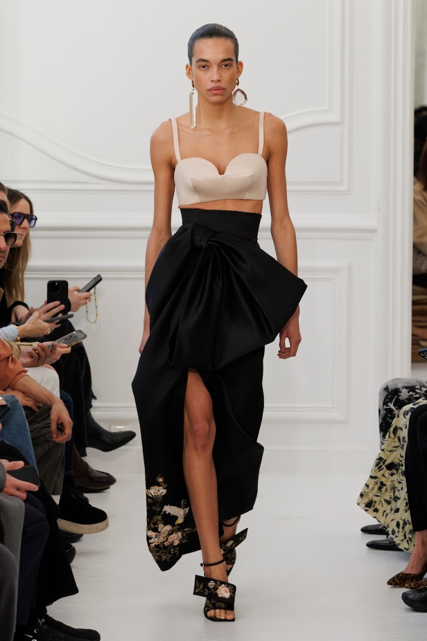 Sarah Burton لـGivenchy مجموعة خريف و شتاء  2025: العودة إلى الجذور… والانطلاقة نحو عهد جديد