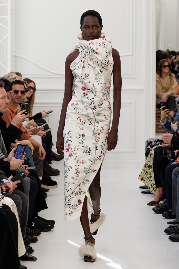 Sarah Burton لـGivenchy مجموعة خريف و شتاء  2025: العودة إلى الجذور… والانطلاقة نحو عهد جديد