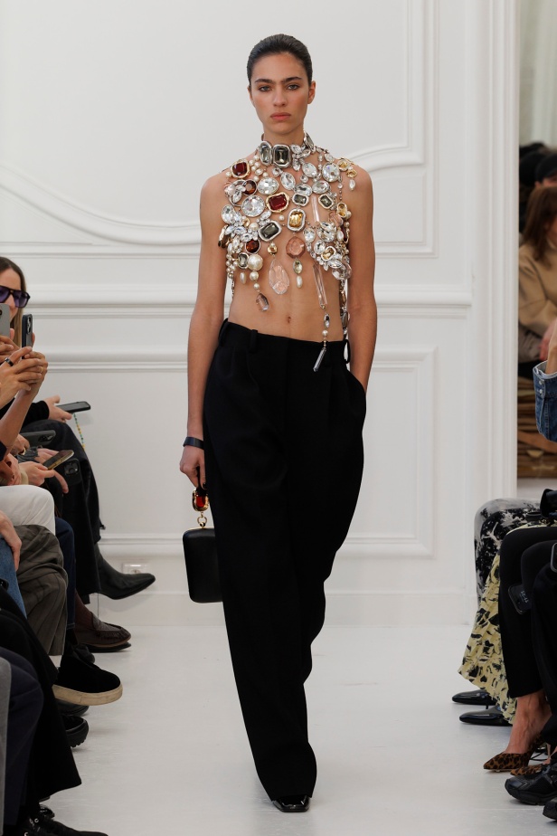 Sarah Burton لـGivenchy مجموعة خريف و شتاء  2025: العودة إلى الجذور… والانطلاقة نحو عهد جديد