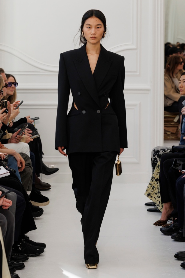 Sarah Burton لـGivenchy مجموعة خريف و شتاء  2025: العودة إلى الجذور… والانطلاقة نحو عهد جديد