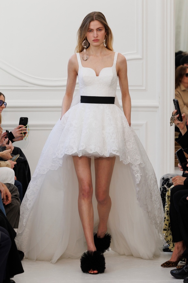 Sarah Burton لـGivenchy مجموعة خريف و شتاء  2025: العودة إلى الجذور… والانطلاقة نحو عهد جديد