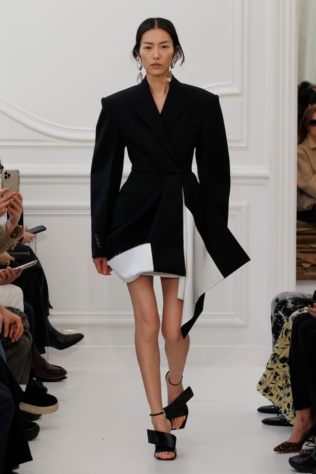 Sarah Burton لـGivenchy مجموعة خريف و شتاء  2025: العودة إلى الجذور… والانطلاقة نحو عهد جديد