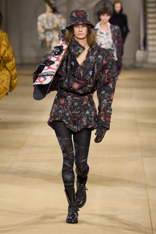 Andreas Kronthaler لـ Vivienne Westwood خريف و شتاء 2025 للملابس الجاهزة: إرث جريء برؤية مُتجددة 