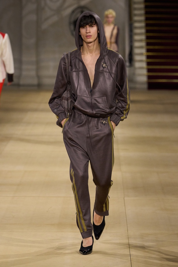 Andreas Kronthaler لـ Vivienne Westwood خريف و شتاء 2025 للملابس الجاهزة: إرث جريء برؤية مُتجددة 