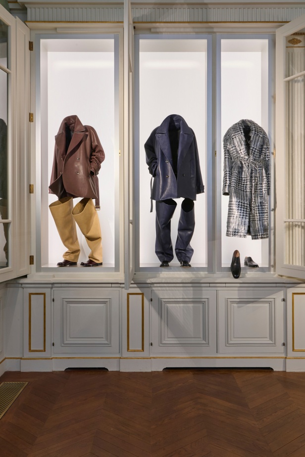 مجموعة Loewe خريف و شتاء 2025 للملابس الجاهزة: أزياء تتجمد في الزمن… وتتحرك بالفكر